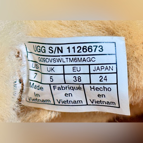 New UGG Tan Suede Boots with Sheepskin Fur - Picture 5 of 7